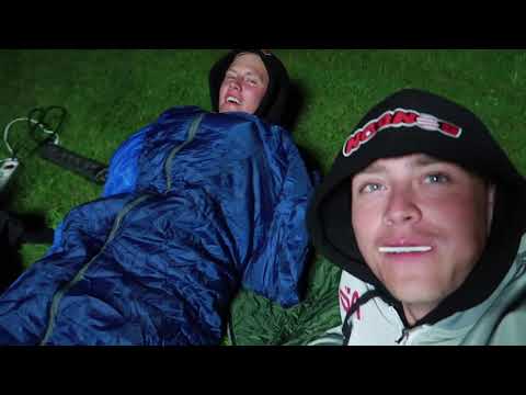 NUKUTAAN YÖ ULKONA MAKUUPUSSISSA