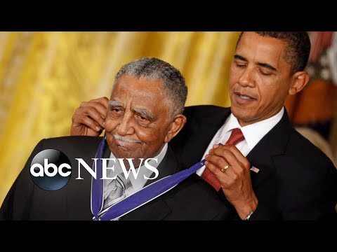 公民権の象徴であるジョセフ・E・ローリーを偲ぶ (Remembering civil rights icon Joseph E. Lowery)