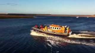 preview picture of video 'Berwick Lifeboat Launch'