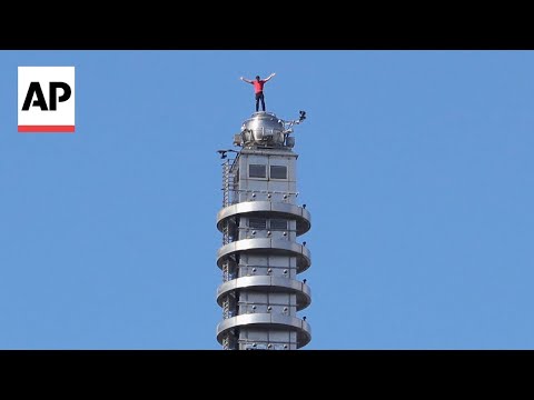 Moment Alex Honnold climbed to the top of Taipei 101 skyscraper without ropes