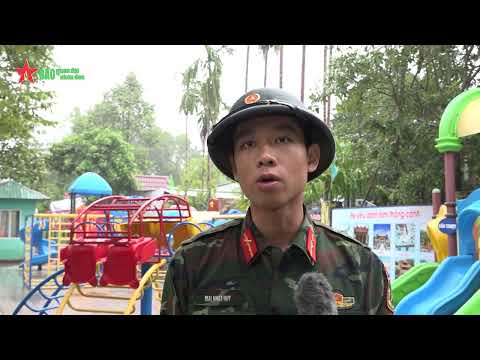 LLVT thành phố Huế giúp các trường học dọn dẹp sau lũ