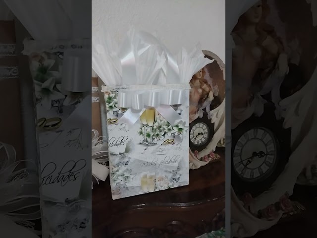 Vídeo relacionado con 6 piezas Bolsas de Regalo con Lazo Champán Dorado,Bolsa de Papel Cumpleaños Medianas con Asa,6 Tarjeta Felicitación y 12 Pañuelos,Embalaje Regalo para Cumpleaños,Fiestas,Bodas,Baby Showers,Celebración
