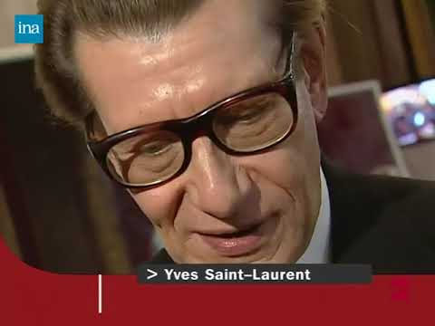 Yves SAINT LAURENT présente sa collection de haute couture automne hiver 2000 2001