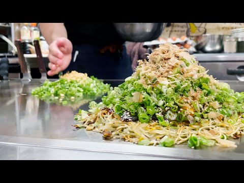 [Hiroshima Okonomiyaki] ¡¡Han pasado 16 años desde que el propietario de "Buchi Umaya" Shinjuku West Exit [Tienda Okonomiyaki], donde dejó su trabajo a la edad de 40 años y abrió su propia tienda, ha estado horneando con pasión! [Japonés Comida de la calle]