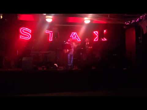 Mandi Thomas singing Adele's "Hello"