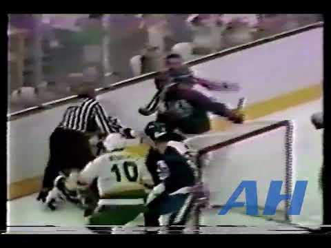 NHL Oct. 15, 1983 Dan Mandich,MIN v Paul MacLean,WPG Minnesota North Stars Winnipeg Jets