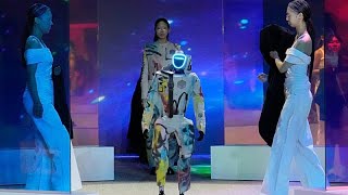 Robots humanoides desfilan junto a modelos en un desfile en Seúl