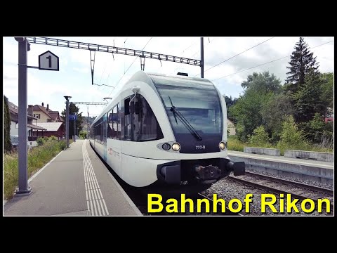 Thurbo Züge beim Bahnübergang und Bahnhof  Rikon im Tösstal, Kanton Zürich, Schweiz 2022