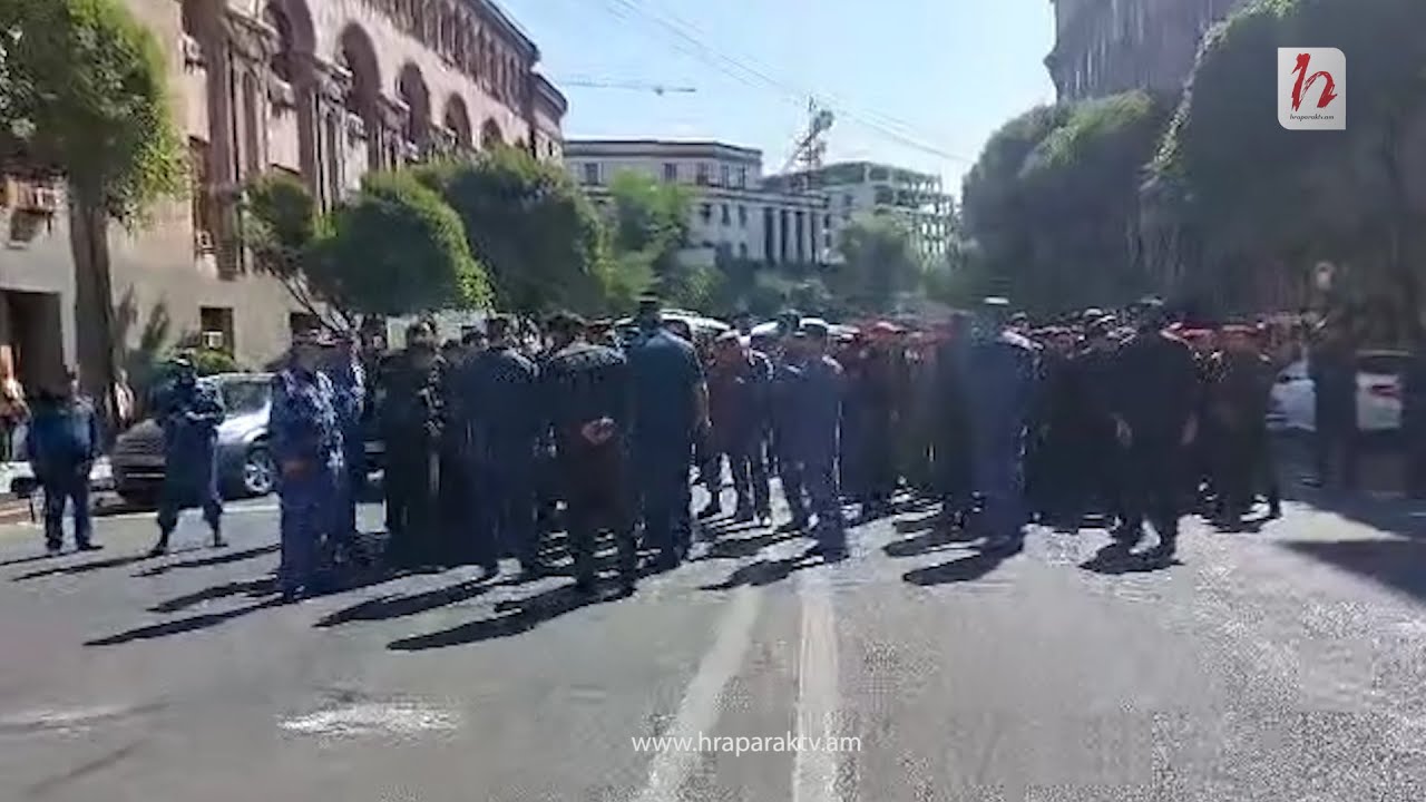 «Թուրքեր, թուրքեր» վանկարկելով քաղաքացիները դիմեցին հրապարակ մտնող ոստիկաններին