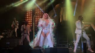 Kesha - "Woman" (Live)