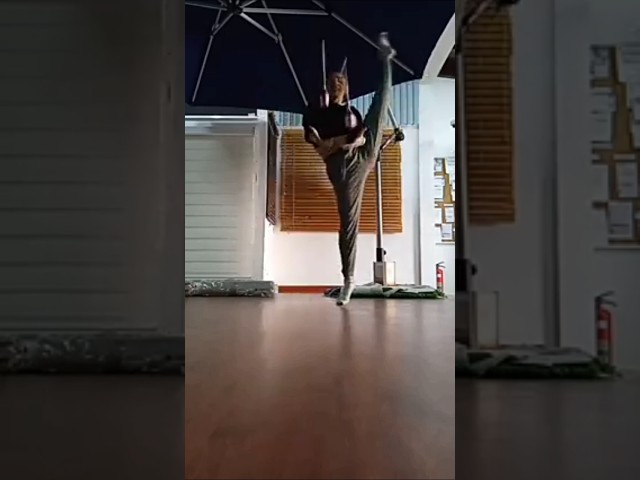Vídeo relacionado con Xnihocha Niña Gimnasia Baile Infancia Rizado Entrenador Equilibrio Premiación Escenario Cabello Vistoso 7-8 años
