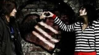 eyes set to kill-beauty through broken glass