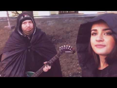 Вика Гранд поёт с уличным музыкантом
