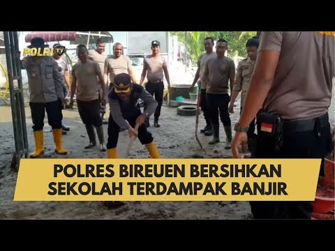 POLRES BIREUEN BERSIHKAN SEKOLAH TERDAMPAK BANJIR