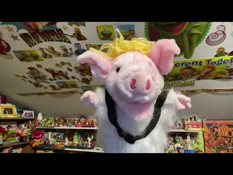 Annie Sue and Miss Piggy Sing I’m a Woman