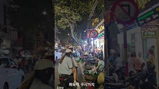 프랑스 식민지 시절 지어진 고딕 양식이며 가까이 로 하노이 구시가지 와 호안끼엠 호수가 있다