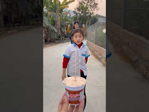 The kind mother eats super delicious strawberry and Merino ice cream, lemon is the perfect co...