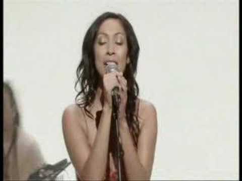 Robyn Loau live morning television performance