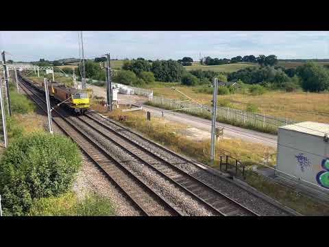 Freightliner. 90006 “Modern Railway’s Magazine” and 90014 “Over The Rainbow.” 🍊🌈