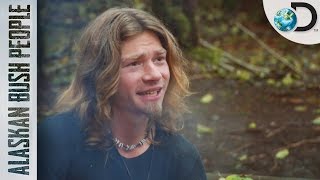 Bear muestra interés por una chica | Alaska: Hombres Primitivos | Discovery Latinoamérica