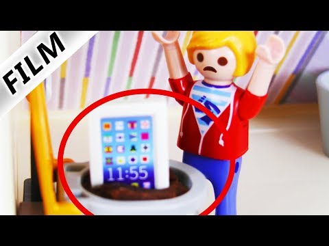 O TABLET novo do MARCOS cai dentro da PRIVADA! ECATI! | Playmobil Filmes Português
