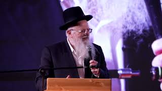 דרשת הרב שמואל אליהו | אירוע חלוקת תעודות הוראה מיסודו של מרן הרב מרדכי אליהו זצוק"ל | ח' טבת תשפ"ה (הרב שמואל אליהו) - התמונה מוצגת ישירות מתוך אתר האינטרנט יוטיוב. זכויות היוצרים בתמונה שייכות ליוצרה. קישור קרדיט למקור התוכן נמצא בתוך דף הסרטון