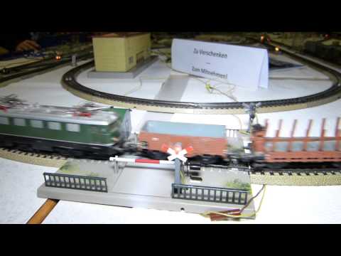 39. Stummi-Treff WN,  27 - BR 141 211-3 mit Güterwagen passiert Bahnübergang (Märklin 457 B)