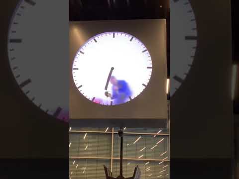 Confira este relógio no aeroporto Schiphol de Amsterdã.