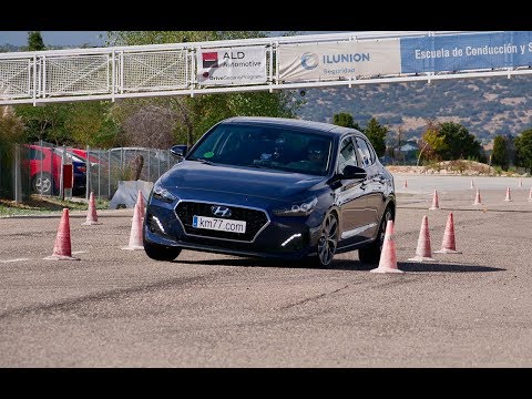 Hyundai i30 Fastback 2018 – Maniobra de esquiva (moose test) y eslalon | km77.com