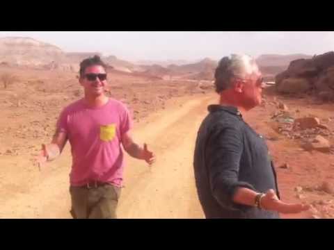 Regen in de woestijn | Johnny & Bram | Waar is De Mol?