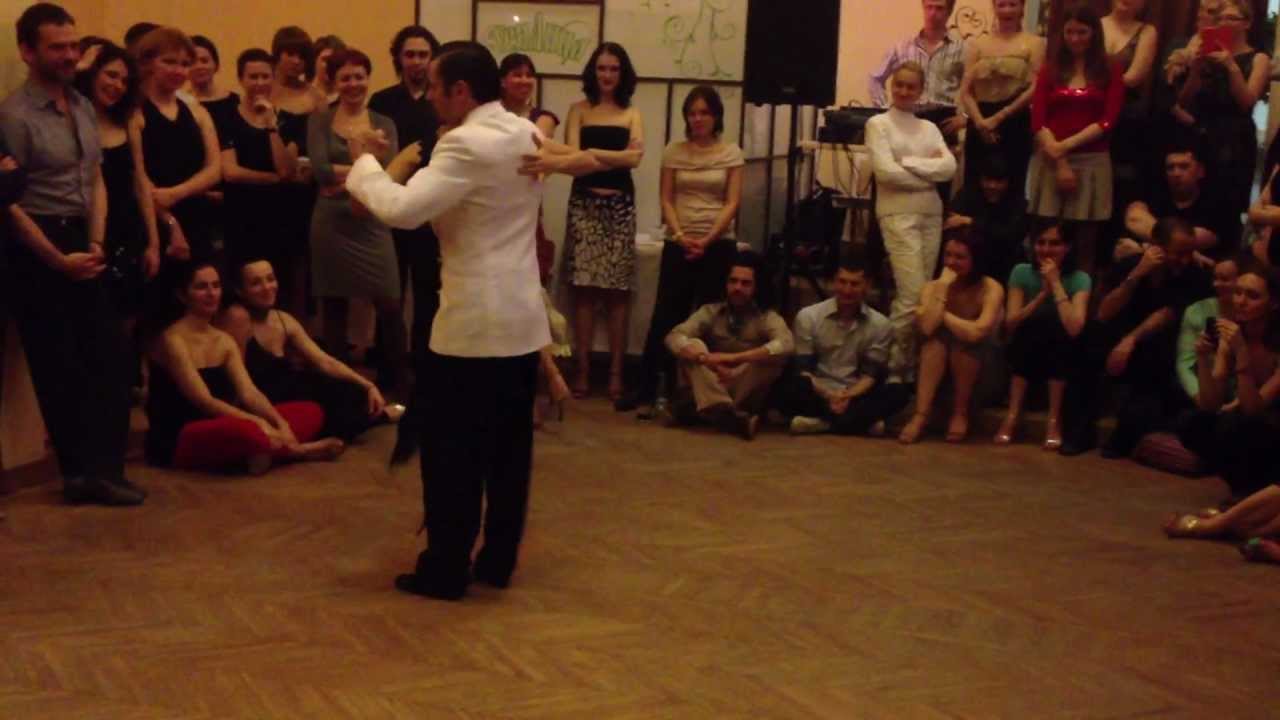 Yanina Quiñones y Neri Luciano Piliu. "El Puntazo" por la orquesta Juan D'Arienzo