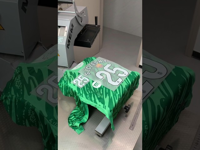 Vídeo relacionado con FC Barcelona Equipación de Portero Niños Temporada 25/26, Camiseta y Pantalón Verde, Réplica Oficial Joan Garcia, Unisex, 14 Años