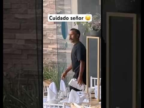 Señor choca con puerta de vidrio #funny #funnyvideo #funnyvideos #trending #viral #golpe