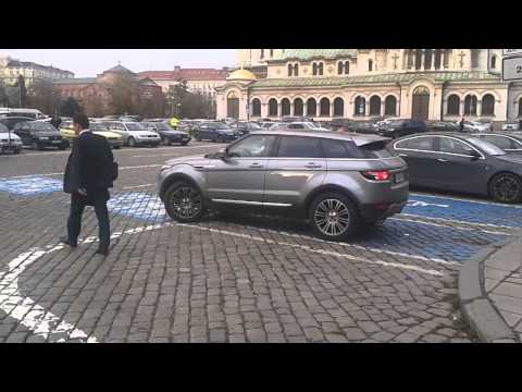 Цонев паркира колата си на място за инвалиди