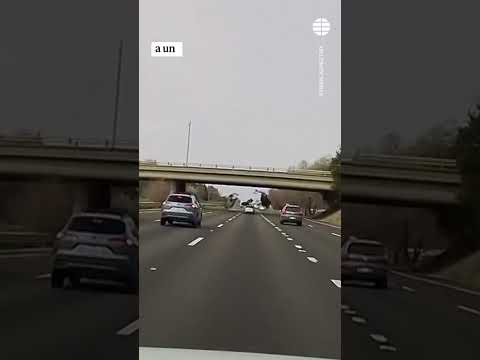 Graban el brutal accidente de un coche tras caer desde un paso elevado #Accidente #EEUU #Coche














