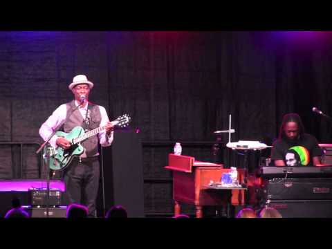 KEB' MO' -  "Slow Down"   8/9/15 Heritage Music BluesFest