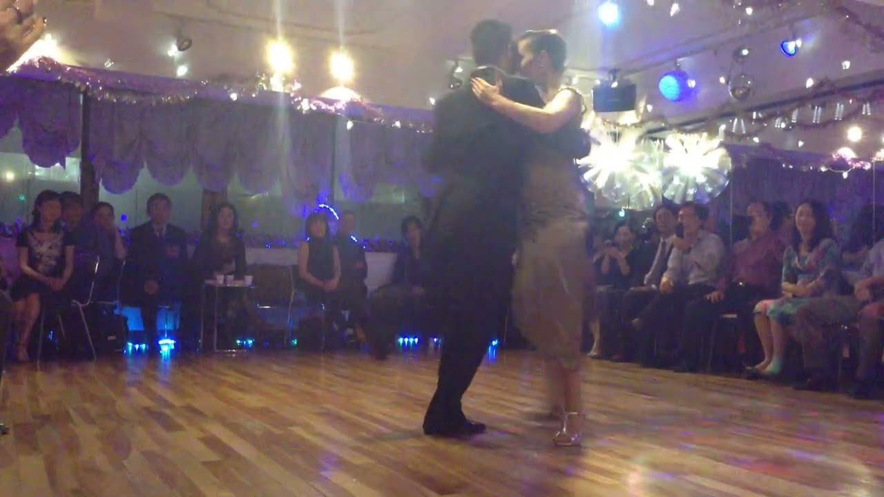 Bailan una milonga Daniel Boujon y Agustina Piaggio en Tokyo Japon