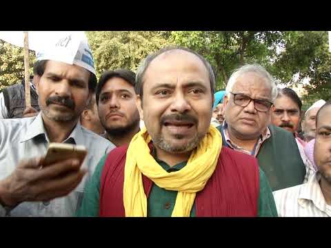 AAP Condemns the Attack on Delhi CM, Volunteers Protested Outside BJP National Headquarters