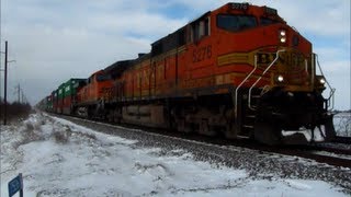 preview picture of video 'BNSF intermodal train kicks up snow in rural Iowa'