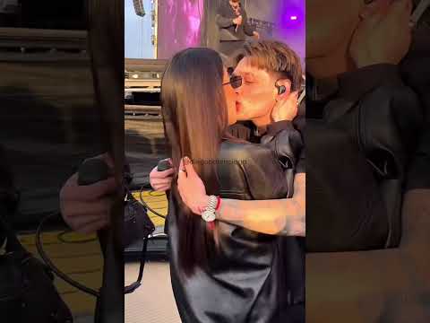 Peso pluma besa a su novia #corridos #pesopluma #concert #viralvideo