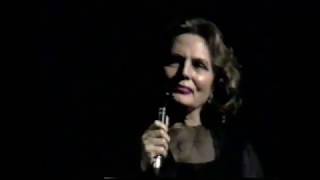 Amália Rodrigues.Quando os outros te batem beijo te eu