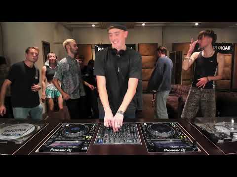 L.ZWO | Radio Rudina