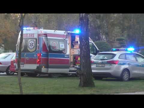 Policja i karetka na sygnałach. Mężczyzna leżał na ławce, miał drgawki