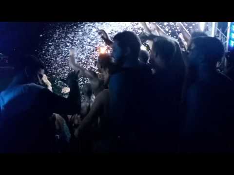 Les appareils venu directement de la france les effets spéciaux, sono , mousse, machine à boule etc.