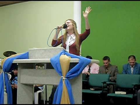 Fatima Maciel, canta "Muito Além das Estrelas"