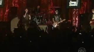 Good Charlotte - (i dont wanna be in love) live at kimmel