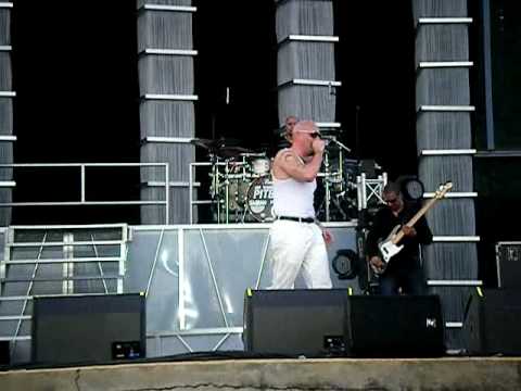 Pitbull in Concert at Six Flags