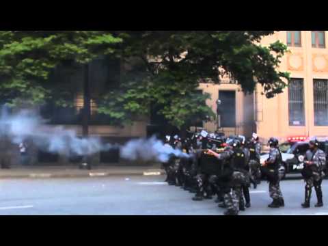 Black Block enfrenta tropa Choque