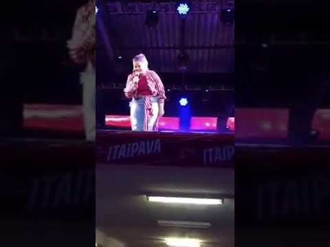 Fã atira celular no rosto de Marília Mendonça e cantora se revolta: 