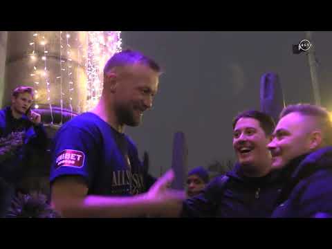 Öis-fansen möter laget utanför Clarion Hotel Post på Drottningtorget